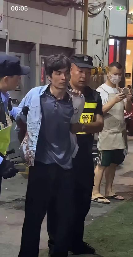 下班高峰持刀伤17人,上班高峰期男子持刀伤人
